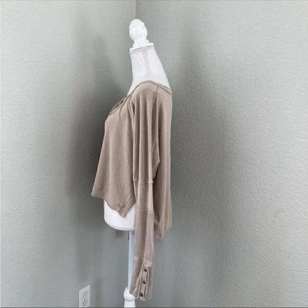 We The Free Womens Beige Long Sleeve V-Neck Tee Oversize Crop Top Small - Picture 2 of 7